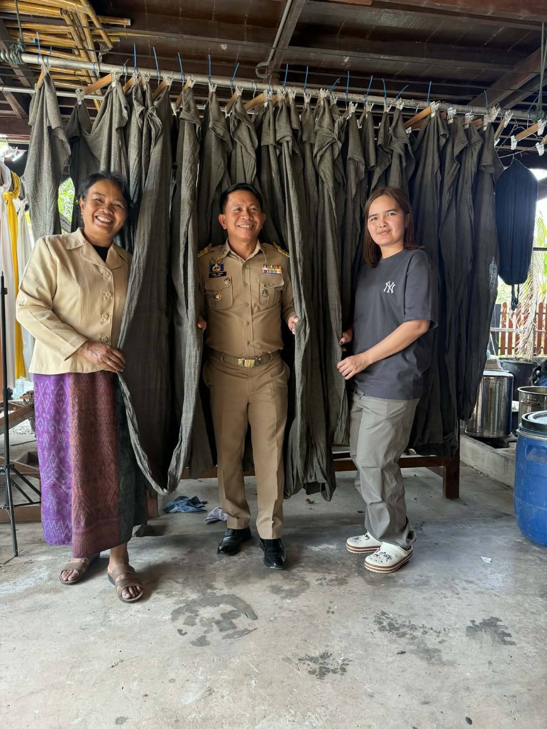 พช.สุวรรณคูหา ร่วมขับเคลื่อน "ฉนวนลุ่มภู" ส่งกลุ่มทอผ้าตำบลบุญทัน ติวเข้มการย้อมสีธรรมชาติจากใบฉนวน