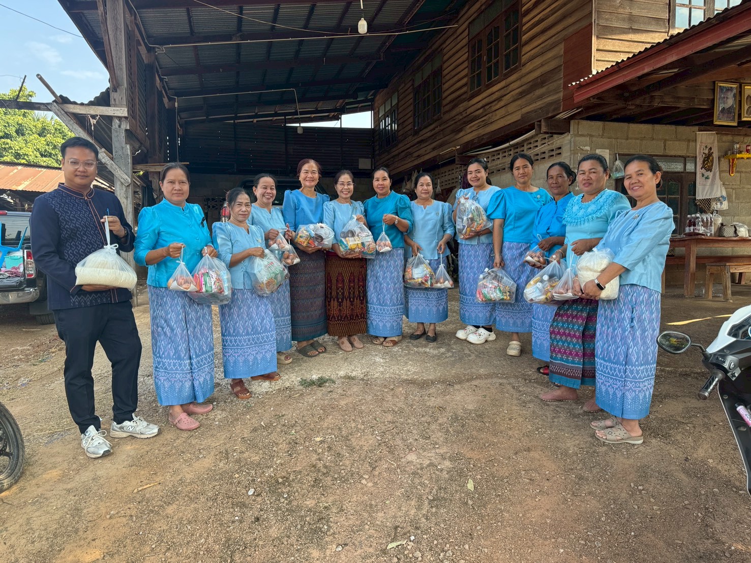 "ก้าวไปด้วยกันไทสุวรรณคูหา" ไม่ทิ้งใครไว้ข้างหลัง! พช. ผนึกกำลังสตรีตำบลดงมะไฟ เยี่ยมยามถามไถ่ เติมกำลังใจถึงหัวบันไดบ้าน