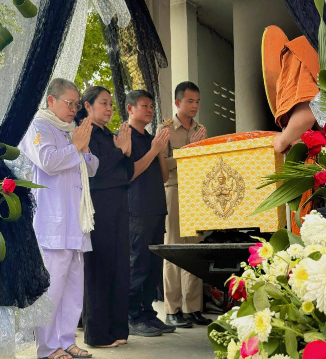 พช.สุวรรณคูหา ร่วมไว้อาลัยและส่งกำลังใจให้ครอบครัว "อารีเอื้อ" ในพิธีฌาปนกิจศพคุณแม่อาจ อารีเอื้อ