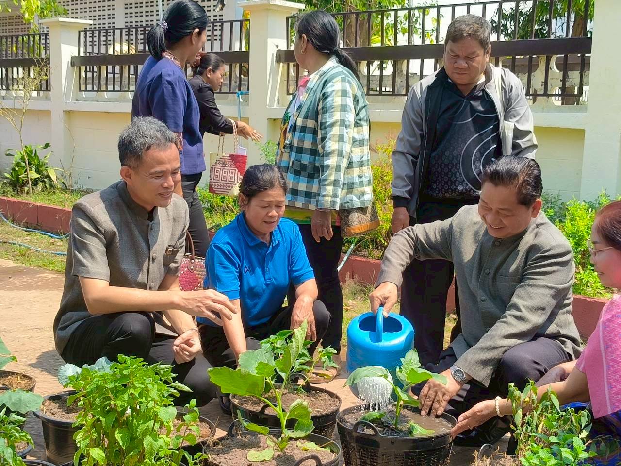 "ผู้นำต้องทำก่อน" นายอำเภอสุวรรณคูหา นำทีมปลูกผักสวนครัว สร้างคลังอาหารปลอดภัย ณ บ้านพักนายอำเภอ