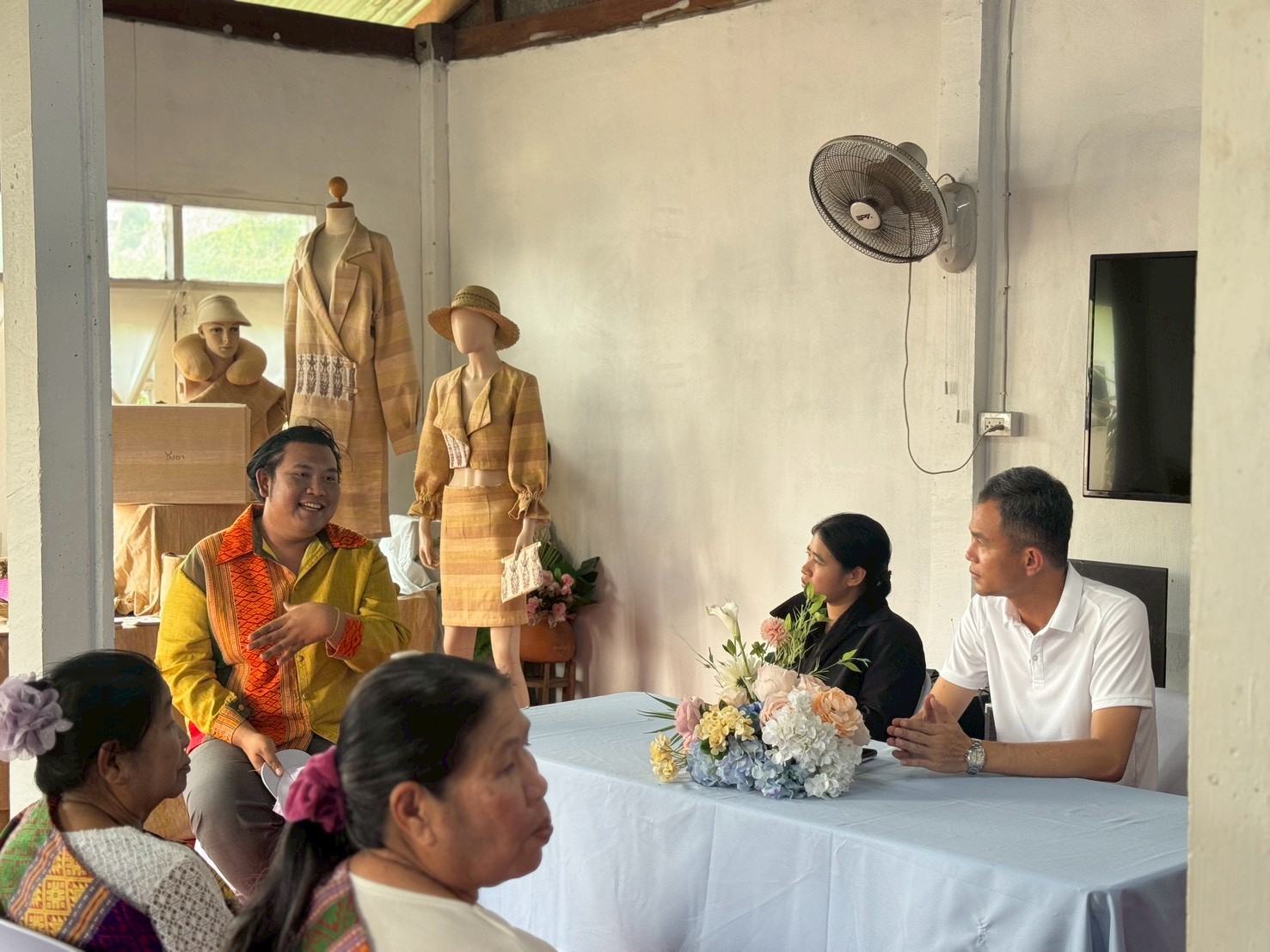 พช.สุวรรณคูหา ลงพื้นที่ “วังซาพิทยาลัย” หนุนอัตลักษณ์จักสานและผ้าทอ ส่งเสริมฉนวน เสริมแกร่งกลุ่ม OTOP บ้านวังหินซา