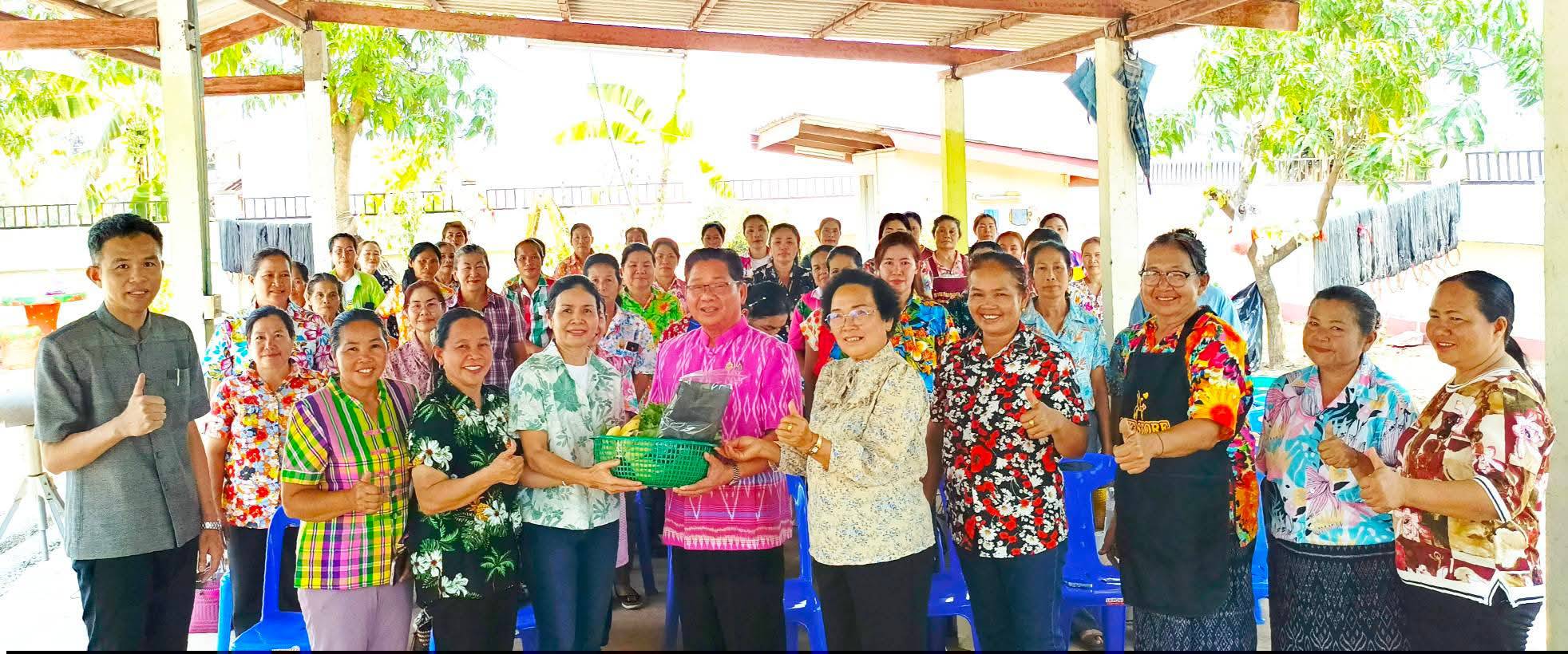 พช. สุวรรณคูหา "สนับสนุนคณะกรรมการพัฒนาสตรี อำเภอสุวรรณคูหา ดำเนินการโครงการส่งเสริมทักษะอาชีพสตรีอำเภอสุวรรณคูหามัดย้อมสีธรรมชาติจากต้นฉนวน เพื่อเพิ่มรายได้ครัวเรือนและเสริมสร้างความเข้มแข็งของสมาชิกกองทุนพัฒนาบทบาทสตรี"