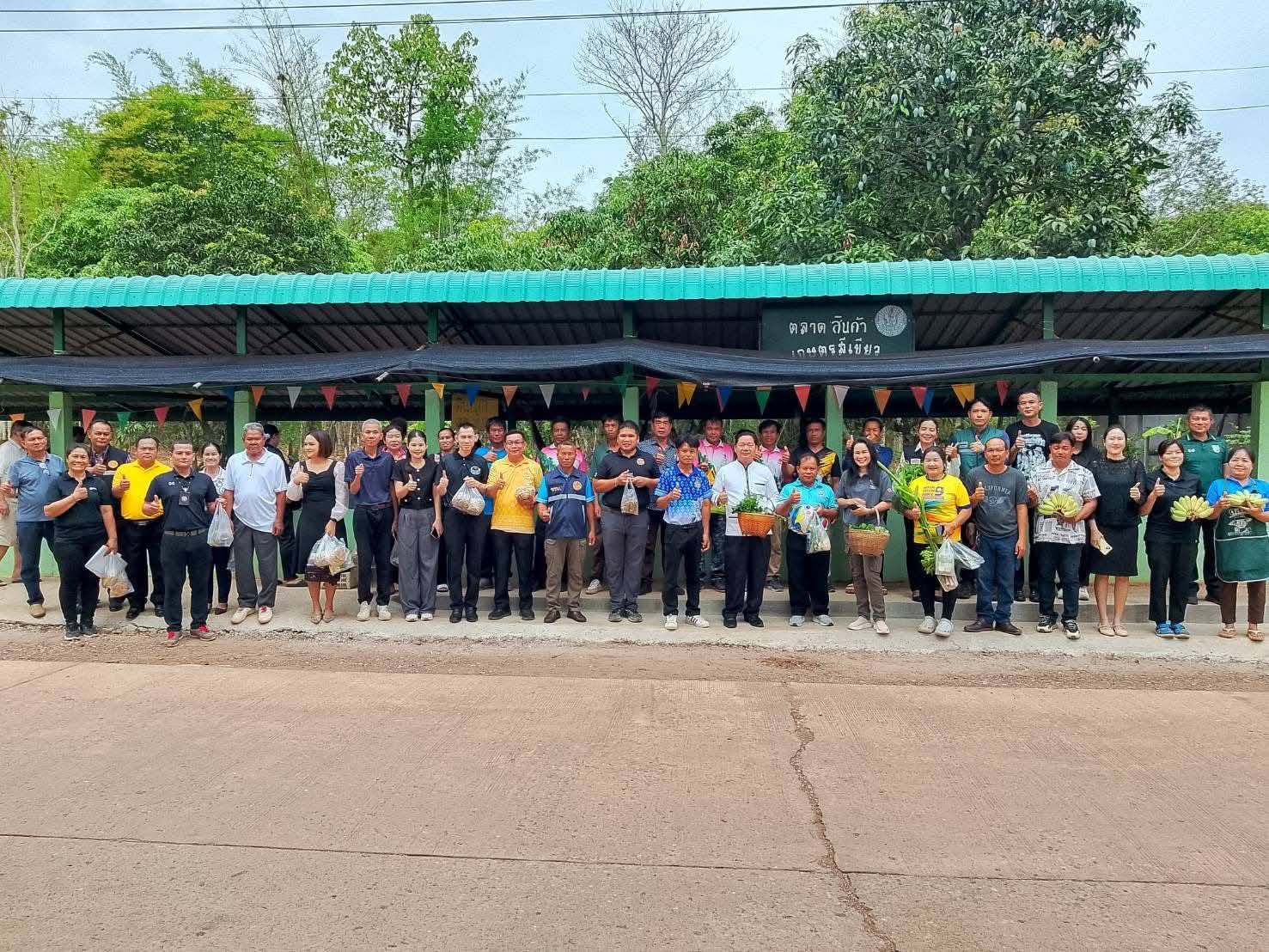 พช.สุวรรณคูหา ชวนช้อป! โครงการ “ไทยช่วยไทย” ลดภาระ ลดค่าครองชีพ พบกันทุกวันศุกร์ ณ ตลาดสีเขียว