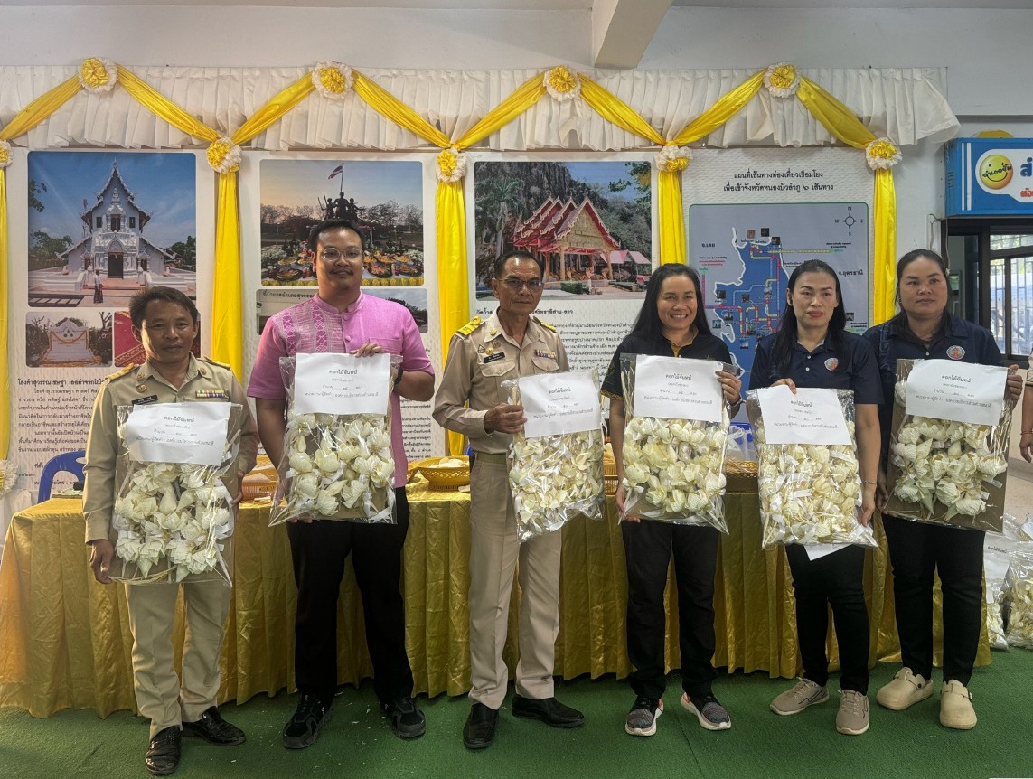 อำเภอสุวรรณคูหา : องค์การบริหารส่วนตำบลนาสี ส่งมอบดอกไม้จันทน์ ถวายความอาลัยในพระราชพิธีถวายพระเพลิงพระบรมศพ สมเด็จพระนางเจ้าสิริกิติ์ พระบรมราชินีนาถ พระบรมราชชนนีพันปีหลวง