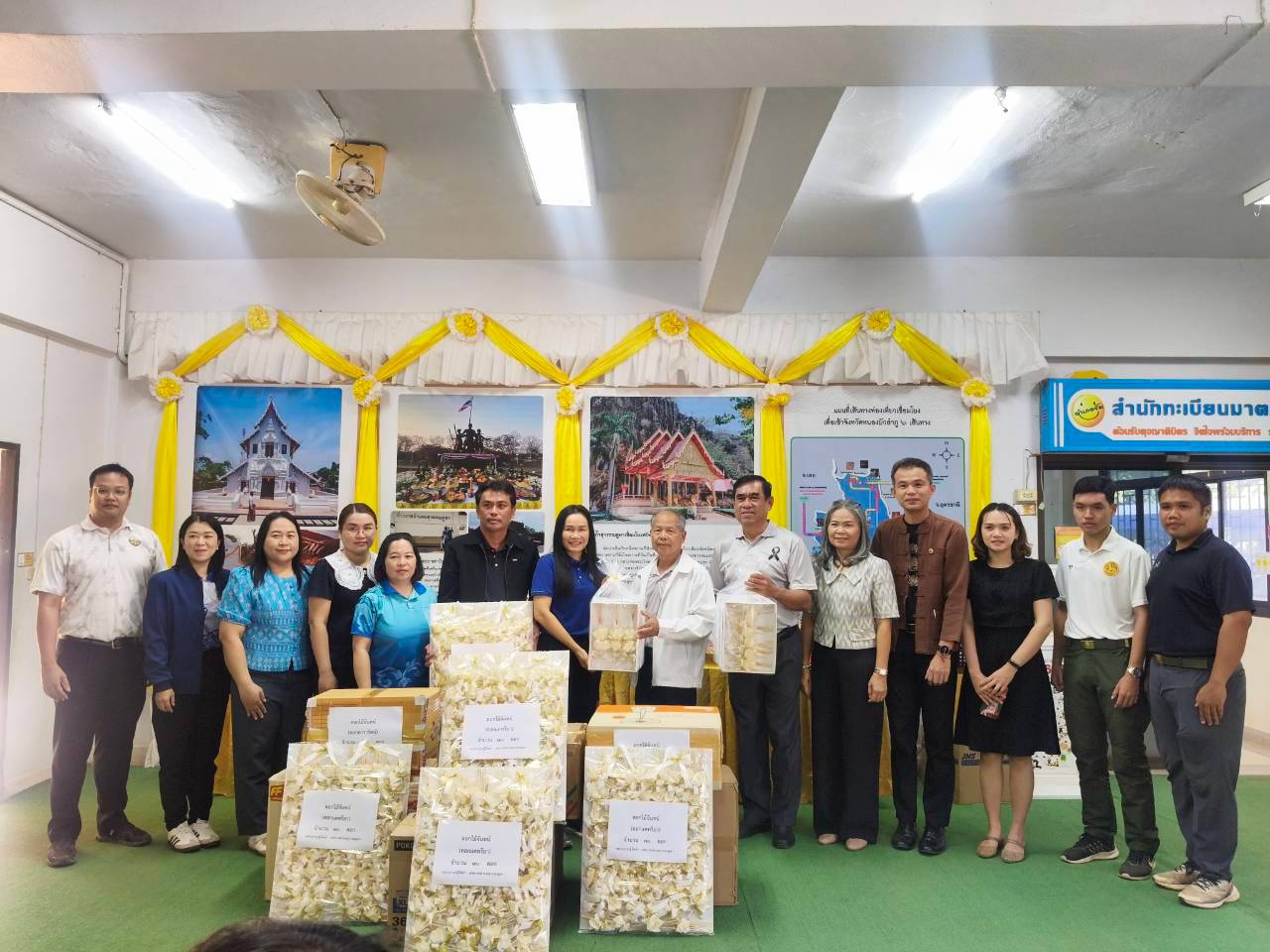 อำเภอสุวรรณคูหา : เทศบาลตำบลสุวรรณคูหา ส่งมอบดอกไม้จันทน์ ถวายความอาลัยในพระราชพิธีถวายพระเพลิงพระบรมศพ สมเด็จพระนางเจ้าสิริกิติ์ พระบรมราชินีนาถ พระบรมราชชนนีพันปีหลวง