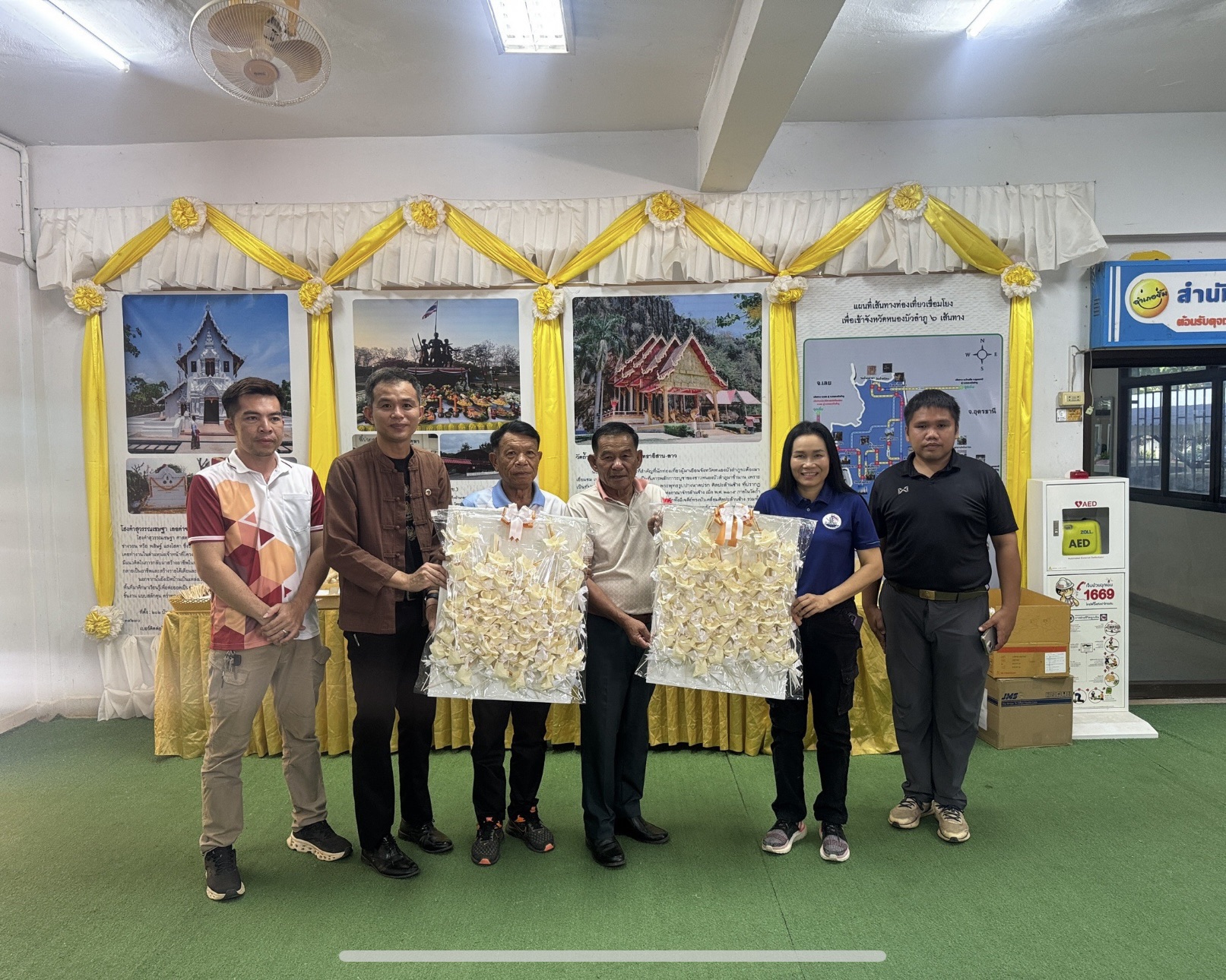 อำเภอสุวรรณคูหา : องค์การบริหารส่วนตำบลกุดผึ้ง ส่งมอบดอกไม้จันทน์ ถวายความอาลัยในพระราชพิธีถวายพระเพลิงพระบรมศพ สมเด็จพระนางเจ้าสิริกิติ์ พระบรมราชินีนาถ พระบรมราชชนนีพันปีหลวง