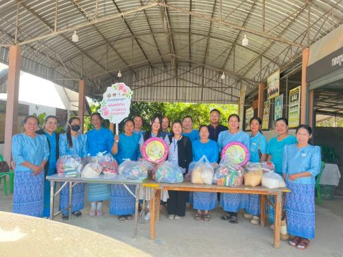 พช.สุวรรณคูหา จับมือภาคีเครือข่าย "ก้าวไปด้วยกันไทสุวรรณคูหา" มอบถุงยังชีพเติมกำลังใจครัวเรือนเป้าหมาย ต.ดงมะไฟ