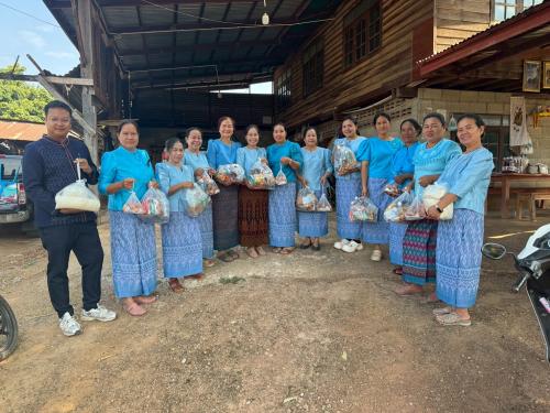 "ก้าวไปด้วยกันไทสุวรรณคูหา" ไม่ทิ้งใครไว้ข้างหลัง! พช. ผนึกกำลังสตรีตำบลดงมะไฟ เยี่ยมยามถามไถ่ เติมกำลังใจถึงหัวบันไดบ้าน