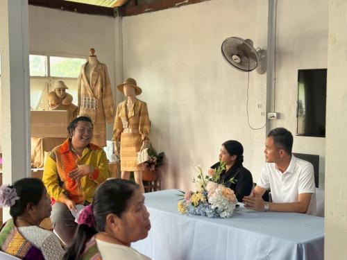 พช.สุวรรณคูหา ลงพื้นที่ “วังซาพิทยาลัย” หนุนอัตลักษณ์จักสานและผ้าทอ ส่งเสริมฉนวน เสริมแกร่งกลุ่ม OTOP บ้านวังหินซา